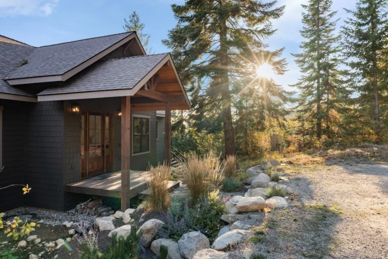 Designed specifically to take advantage of natural lighting inside and out, nature provides a constant show.